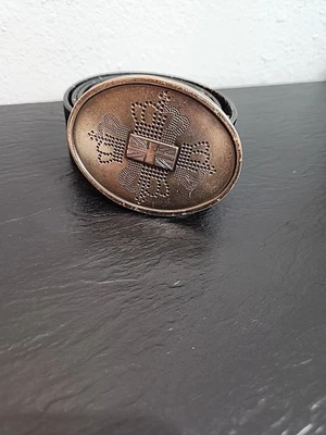 Cinturón de piel Guess, talla 36, con hebilla plateada y bandera Union Jack. Foto 1 de 4