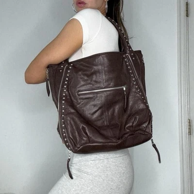 Bolso de hombro Christopher Kon de cuero marrón con tachuelas Foto 1 de 4