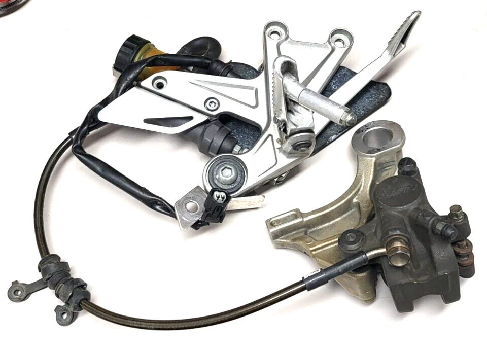 Pinza de freno trasera 10-13 HONDA CBR1000RR, cilindro maestro, estriba, soporte Foto 1 de 4