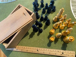 VINTAGE SCHACHFIGUREN SET IN HOLZKISTE - KOMPLETT - GESTEMPELT FRANZÖSISCHES SCHACH - FRANKREICH - Bild 1 von 9