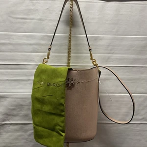 Echte neu mit Etikett Tory Burch McGraw Bucket Bag aus genarbtem Leder mit oberem Griff - Goan Sand - Bild 1 von 5