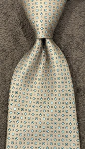HARDY AMIES ALLE IMPORTIERT ENGLISCH GEWEBT SEIDE TAUPE FELD GEOMETRISCH NEU AUS ALTEM LAGERBESTAND KRAWATTE - Bild 1 von 4