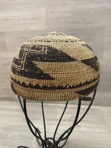 ANTICO CAPPELLO CESTINO POLICROMO TESSUTO A MANO HUPA/YUROK CON LINGUETTA - Foto 1 di 11