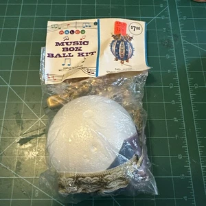 VINTAGE 70’s WALCO CHRISTMAS ORNAMENT Musical Ball NOS - Picture 1 of 6