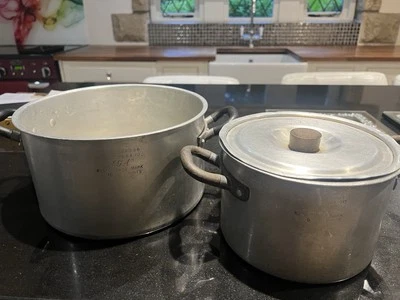 2 X Vintage Aluminium AGA Pans - 5 Pint with lid & 10 Pint no lid  - Image 1 of 4