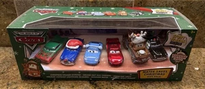 NEUWERTIG: World of Cars Mater rettet Weihnachtsgeschenkpaket mit exklusiver Rentiermater - Bild 1 von 3