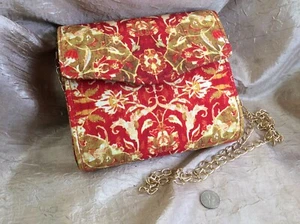 Hermoso Bolso Cartera IYURA Rojo y Dorado Cierre a Presión con Cadena de Hombro Tono Dorado - Imagen 1 de 3