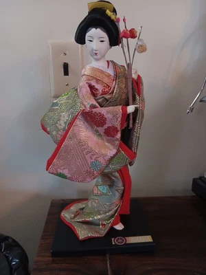 Boneca vintage Yamaha Kyugetsu 14" com base de plástico gueixa - feita no Japão - vermelha - Imagem 1 de 4