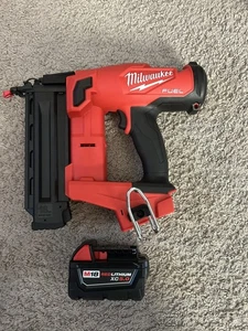 Milwaukee M18 Fuel Brushless 18ga Brad Nagler mit 5,0Ah Akku NEU - Bild 1 von 3