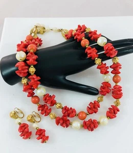 Juego de collar y pendientes vintage Trifari de 2 hilos perlas de coral de vidrio caña vida marina - Imagen 1 de 6