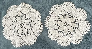 2 BASIC OLD VINTAGE ROUND IVORY HANDMADE DOILIES - Picture 1 of 3