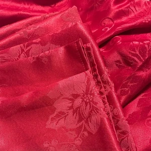 Elegant Red Floral Satin talblecloth and 4 napkins - Foto 1 di 2