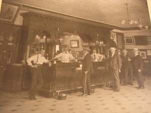 ANTIKES FOTO GRAND SALOON BAR WHISKEY GETRÄNKE BIER SPUCKEL LASSEN SIE FEIERN!! - Bild 1 von 2