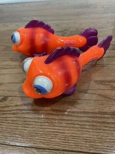 Fisher Price Googly Eye Fisch klappern Maracas orange rot gelb lila - Bild 1 von 6