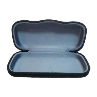 Estuche rígido negro de terciopelo con cubierta para gafas de sol Gucci Foto 1 de 4