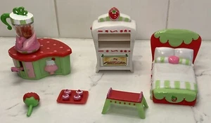 Strawberry Shortcake Berry Cafe Play Set Mini Doll Furniture & Accessories 2008 - Picture 1 of 4