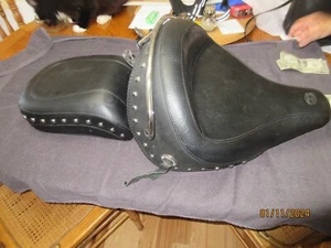 Mustang Studded Solo Seat &Wide Pillion Set 05-17 Harley-Davidson Softail Deluxe - Picture 1 of 9