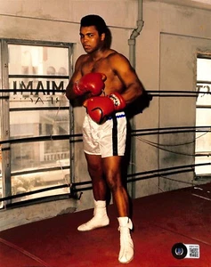 Muhammad Ali Signed 8x10 Photograph Auto Grade 10 BECKETT BAS - Picture 1 of 4