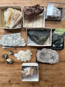 Lot Mineralien : Chrysoberyll Turmaline Anhydrite Stilbite Pyrite Calcite Oliven - Bild 1 von 7