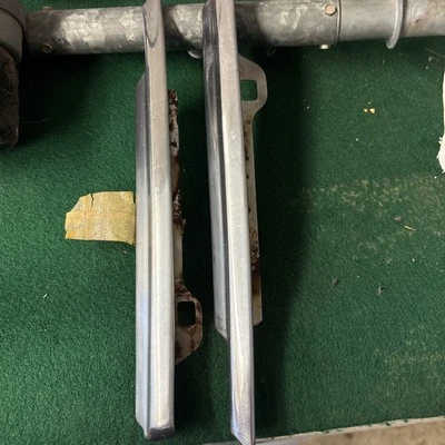 (2) Guardabarros de viento Pontiac Bonneville Catalina 1965?? Extensiones adornos de acero inoxidable Foto 1 de 3