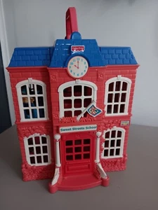 Fisher Price Sweet Streets SCHOOL HOUSE Play House 2002 With 2 Furniture Pieces - Picture 1 of 9