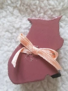 Decoración de estante hecho a mano de madera pintada a mano ~ Cerdo con arco ~ Color rosa oscuro - Imagen 1 de 3
