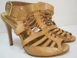 VINCE CAMUTO ANGIE tg. SANDALI IN GABBIA 8,5 B MANDORLA VACHETTA BEIGE ORO LOGO - Foto 1 di 6