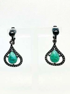 Clip on 1 1/2" gunmetal and turquoise stone cutout teardrop earrings - Bild 1 von 4