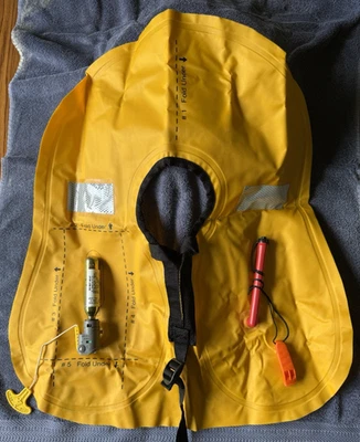 Colete salva-vidas inflável automático ou manual Cabela's - Modelo BP3F(24) - Imagem 1 de 4