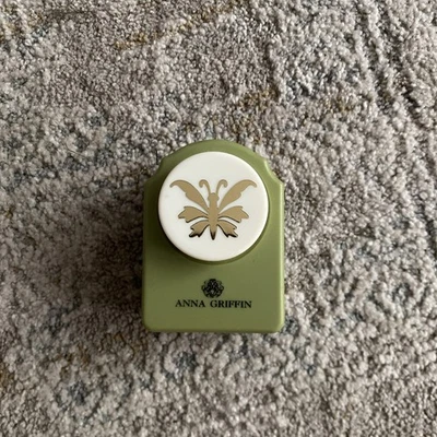 Punzón de papel artesanal para álbumes de recortes Anna Griffin All Night Media mariposa Foto 1 de 4