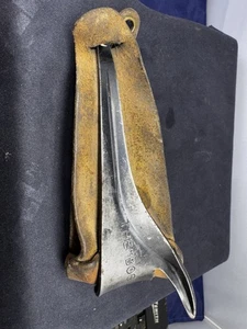 COCINA Granja Metal Descascarillador/Shucker "The Boss" DE COLECCIÓN con correa de cuero - Imagen 1 de 7