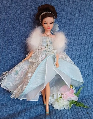 ВИНТАЖНАЯ КУКЛА UNEEDA MISS SUZETTE В КРАСИВОМ ПЛАТЬЕ С АНГОРОЙ БОЛЕРО - Изображение 1 из 4