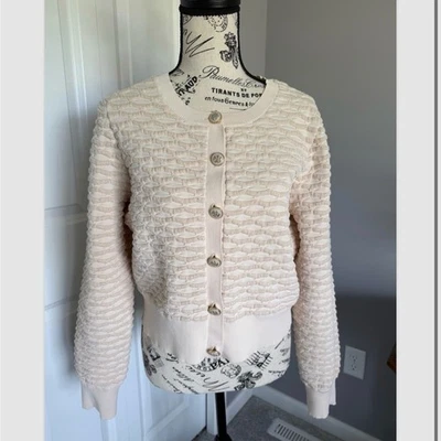 Suéter para mujer talla Express grande con textura crema. Botones dorados/blancos Foto 1 de 4