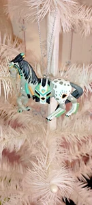 SPUR DER BEMALTEN PONYS 2021 ORNAMENT - HOMMAGE AN DIE BÄRENTATZE - NEU IM KARTON - Bild 1 von 2