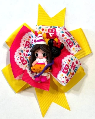 Hermosa Niña de Cumpleaños con Globo y Sombrero de Fiesta Inspirado Moño de Pelo para Niñas. Foto 1 de 2