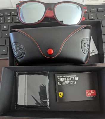 Gafas de sol Ray-Ban RB2132M Scuderia Ferrari negro mate sobre rojo/plateado flash 55 mm Foto 1 de 4