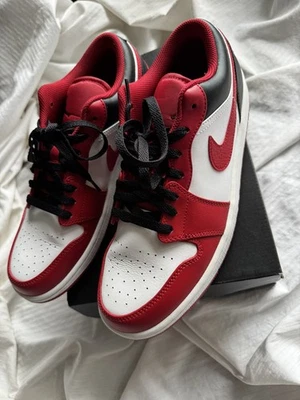 Nike Jordan 1 Bajo Blanco/Gimnasio Rojo Negro Para hombres Talla 10.5 EE. UU. Hombres con caja Foto 1 de 4