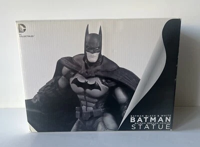 Batman Blanco y Negro Arkham Origins Estatua DC Coleccionables ¡NUEVO! Foto 1 de 4