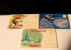Lotto di tre (3) vintage Cartoline Disneyland Walt Disney Folder Pieghevole Souvenir - Foto 1 di 8