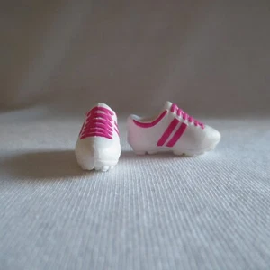 NUEVO Barbie Hecho para Mover Muñeca Blanco y Rosa Botines de Fútbol Tenis Zapatos Ropa - Imagen 1 de 3