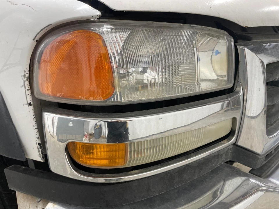 1999 - 2007 GMC Sierra 2500 Passenger RH Right Reflector Type Halogen Headlight - Image 1 of 1