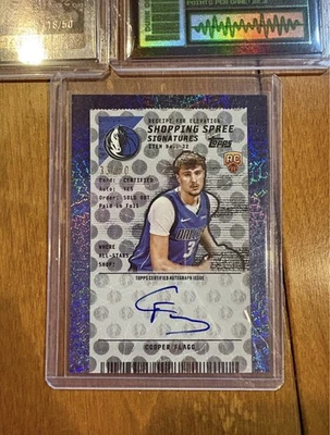 2025-26 Topps Baloncesto Cooper Bandera Shopping Spree Firmas/50 Bolsas de Persecución Foto 1 de 2