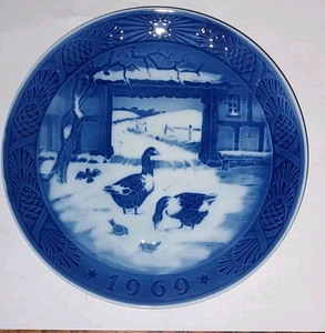 1969 Royal Copenhagen Christmas Plate In The Old Farmyard Kai Lange - Picture 1 of 2