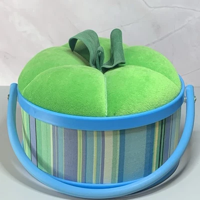 Cesta de Costura Verde Pin Cusion Columpio Mango Tela Cubierta Vintage Círculo Rayas Foto 1 de 4