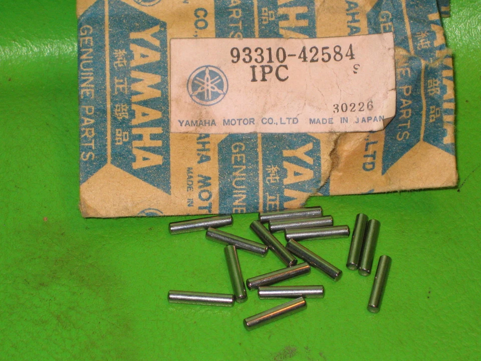 Yamaha YZ250B YZ360B 1975 VÁSTAGO DE PISTÓN PASADORES DE COJINETE INFERIOR SOLO FABRICANTE DE EQUIPOS ORIGINALES # 93310-42584 Foto 1 de 1