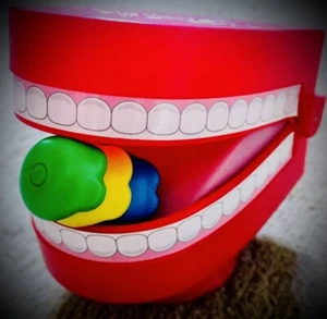1997 M&M Burger King Toy - Chomping Teeth w/ Pull String - Picture 1 of 2