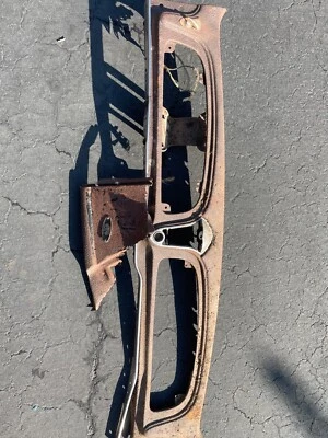 Tablero y emblema antiguos Body by Fisher Foto 1 de 4