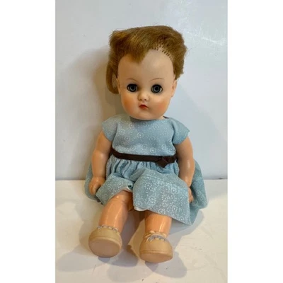 Muñeca bebé vintage vestido azul faja marrón ojos grandes muñeca de juguete coleccionable Foto 1 de 4
