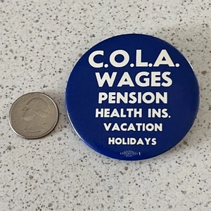 Arbeiter Gewerkschaft C.O.L.A. Lohn Pension Urlaub Pinback Button #47882 - Bild 1 von 2