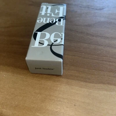 Lápiz labial Benefit Just Lookin  Foto 1 de 3